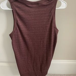 Lululemon breeze by muscle tank II EUC size 4 Burgundy